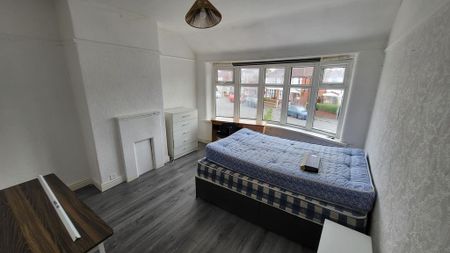 4 bedroom semi-detached house to rent - Photo 3