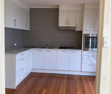 Townhouse in a Quiet Street - Photo 4