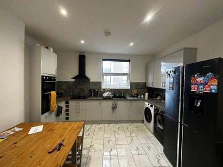 1 bedroom in a house share to rent - Photo 2