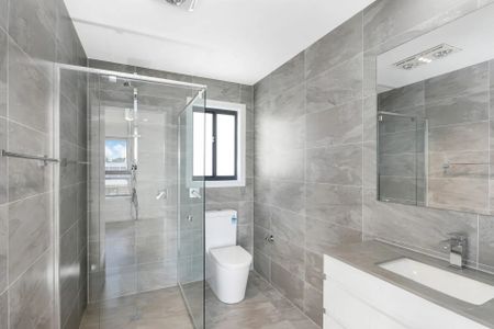 Spacious Home - Photo 5