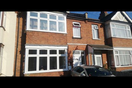 3 Bed Terraced House, Mafeking Avenue, IG2 - Photo 2