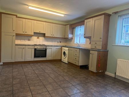 3 Bed Semi-detached House - Photo 3