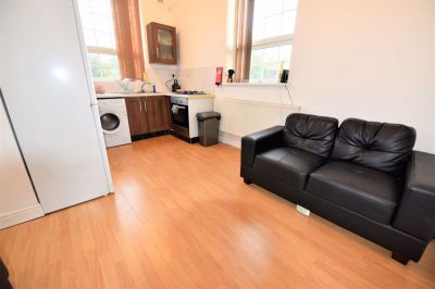 2 bedroom Flat in Raglan Road, Leeds - Photo 2