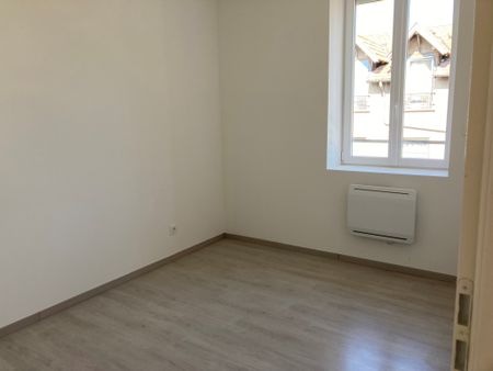 Location Appartement 4 pièces 69m² POUILLY SOUS CHARLIEU 42720 - Photo 2
