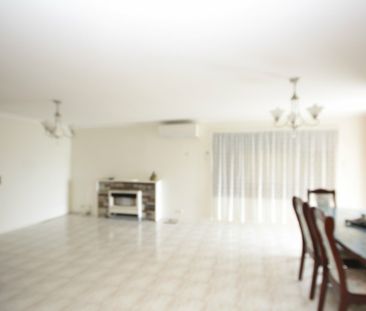 THREE BEDROOMS HOUSE IN CENTRAL SPRINGVALE - Photo 4