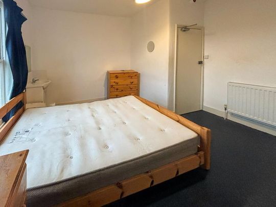 1 bedroom in a house share to rent - Photo 1