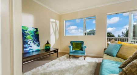 Charming 3-Bedroom Family Home in Sought-After Greenhithe Location - Photo 4