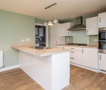4 bed House - Detached To Let - Photo 3
