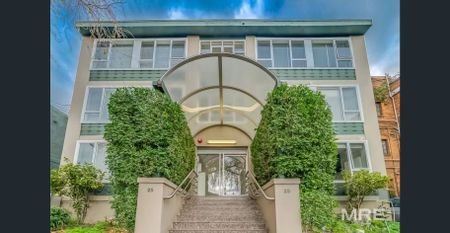 Light filled apartment in a prime location - Photo 2