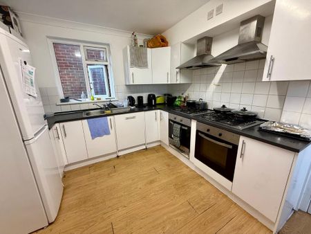 9 bedroom detached house to rent - Photo 3