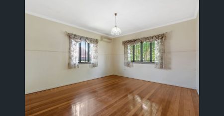 Homely 3 Bedrooms with Beautiful Backyard in Prime Upper Mount Gravatt Location - Photo 5