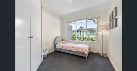 Modern beauty in tree lined street! - Photo 3