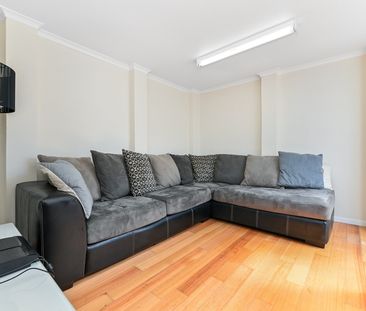 SPACIOUS THREE BEDROOM TOWNHOUSE WITH STUDIO IN THE HEART OF OAKLEIGH - Photo 2