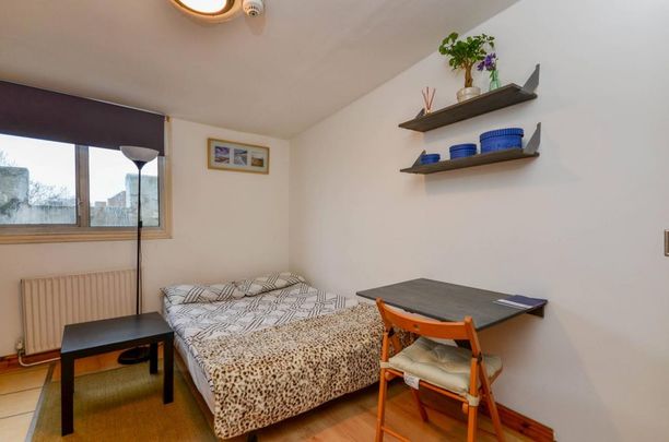 A clean and modern single studio apartment situated on the third floor in Earl’s Court, London SW5 - Photo 1