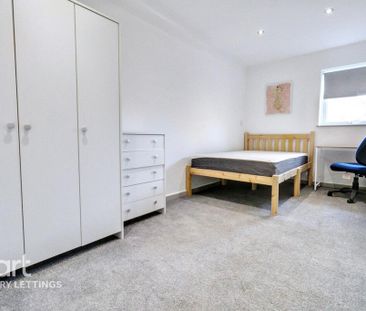 1 bedroom in a house share to rent - Photo 2