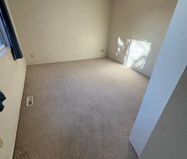 Townhouse in Whitehorn - Photo 6