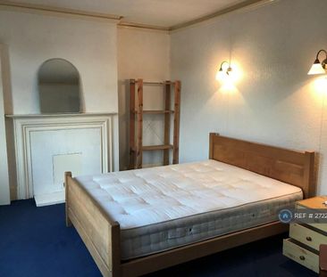 1 bedroom in a flat share to rent - Photo 4