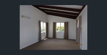 SPACIOUS HOME, WALK TO SCARBOROUGH BEACHES & CAFES - Photo 4