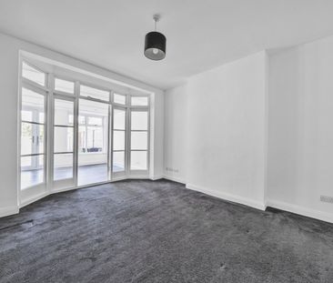 Semi-detached House to rent - Broad Walk, London, SE3 - Photo 6