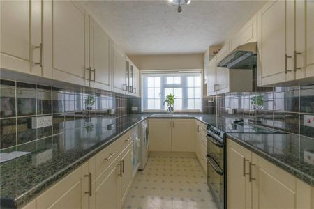 2 Bedroom Flat / Apartment - Firgrove Court, Farnham - Photo 2