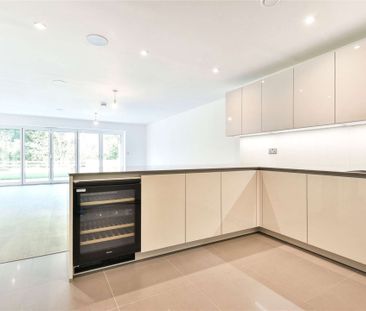 A six bedroom detached town house within the prestigious Royal Well... - Photo 1