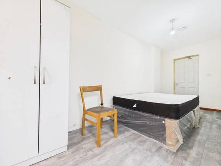 6 bedroom terraced house to rent - Photo 4