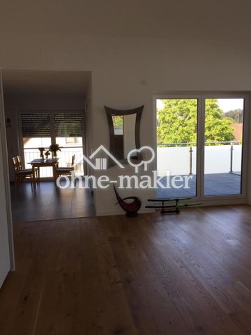 Schöne Dachgeschosswohnung mit einer großen Terasse und Bergsicht - Photo 2