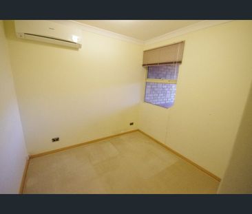 Top location lovely big townhouse with SOLAR ELECTRICITY 2 cars bays - Photo 5