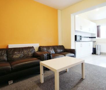 5 bedroom semi-detached house to rent - Photo 2