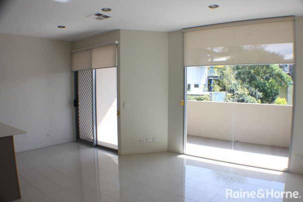 Modern unit in great location! - Photo 1