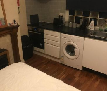 1 bedroom in a house share to rent - Photo 3