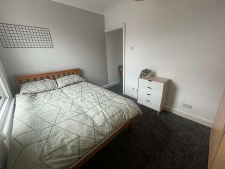 Spare Bedroom// Modern Ensuite Property// Available Now, LN5 - Photo 3