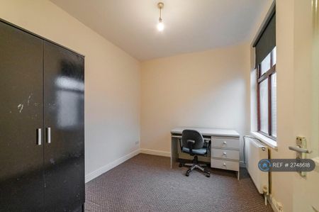 3 bedroom flat to rent - Photo 2