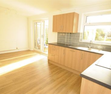 3 bedroom detached house to rent - Photo 4
