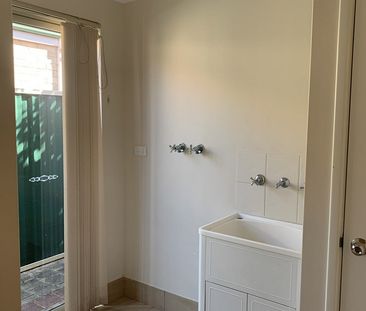 Low Maintenance & Secure - Photo 5