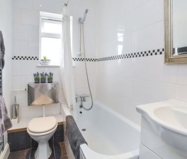 LOOK NO FURTHER! Fabulous 2 Bed Flat To Let in SE20 - Photo 5