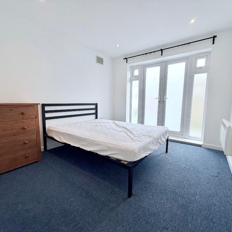 Long Drive, London, W3 7PP - Photo 2