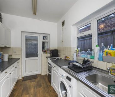 4 bedroom end of terrace house to rent - Photo 2