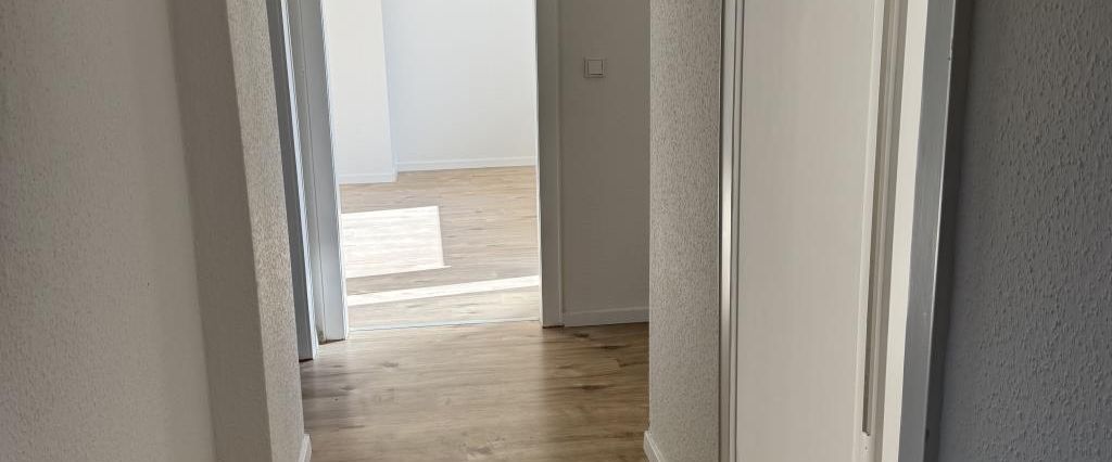 Freshly renovated 3-room apartment with balcony - Photo 1