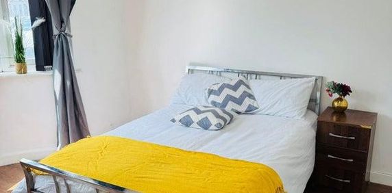 1 bedroom in a house share to rent - Photo 2