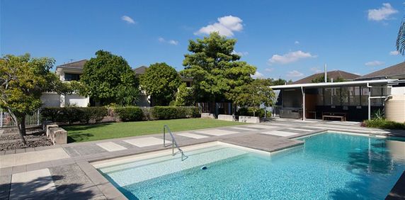 LARGE MODERN TOWNHOME IN PARK HILL ESTATE - MURARRIE - Photo 2