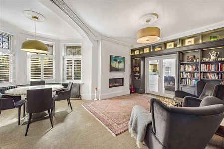 An exceptional period residence with contemporary extension in a prime Hale location. - Photo 3