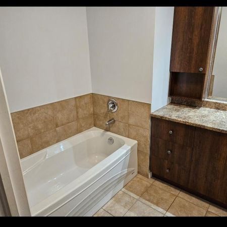 Beau grand 4 1/2 rue Gatien, près galeries 1er dec - Photo 3