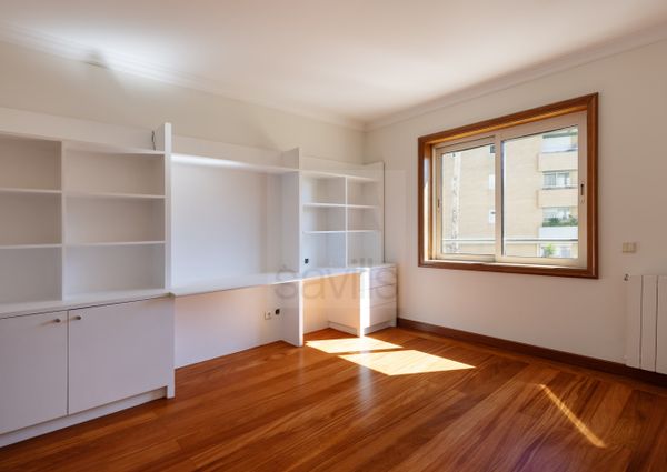 Apartamento T3+1 para arrendar em condomínio fechado na Foz