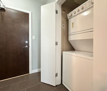 Bright 2 Bed High Rise Condo With False Creek Views - Photo 3