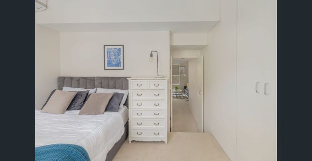 Split-level apartment in private laneway setting - Photo 1