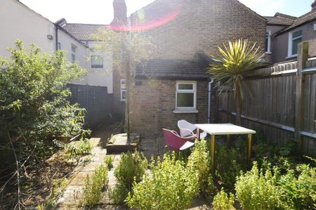 1 bedroom ground floor flat to rent - Photo 3