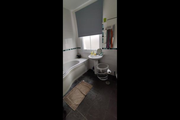 Room in a Shared Flat, Renmuir Street, SW17 - Photo 1