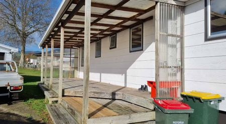 Tidy Three Bedroom House - Photo 4