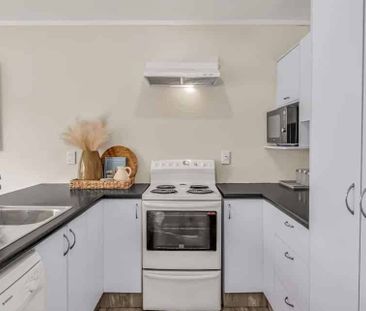 Charming 3BR Home with Garden & Deck! - Photo 2